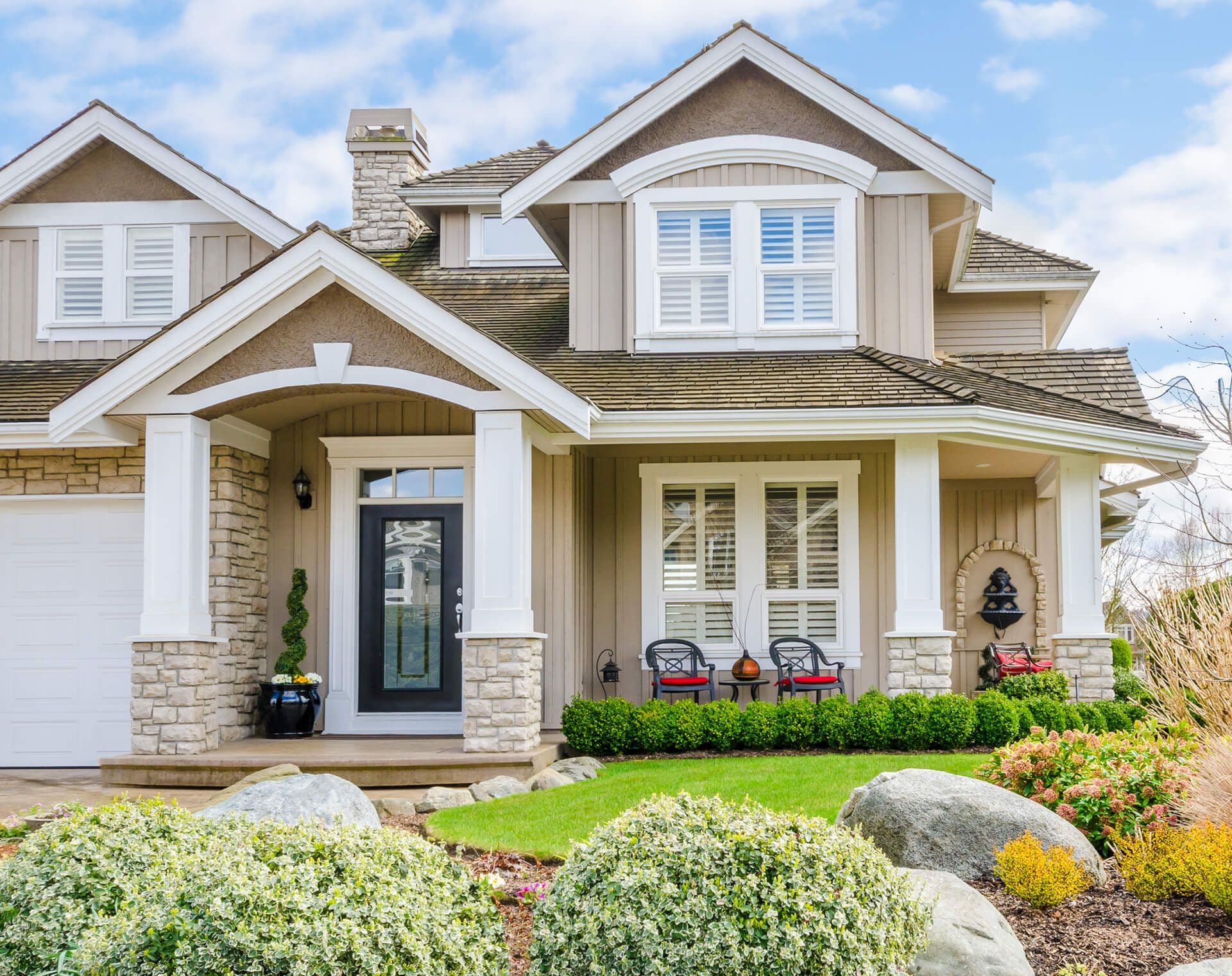 Entrance-of-a-luxury-house